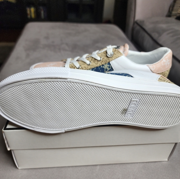 Guess gwLoven3 Sneakers - Picture 4 of 6